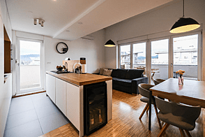 Брод жил в квартире с четырьмя комнатами.