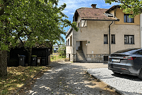 Дом Рудник, состоящий из двух частей.