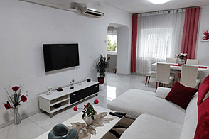 Квартира с тремя комнатами расположена в Бертоках.