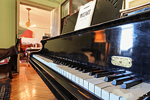 Дом, состоящий из трех комнат, располагается в центре.