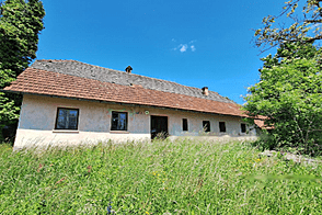 Забуковье - это дом, обладающий чертами фермы.