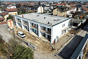 Любляна Мосте расположила у себя дом с террасой.