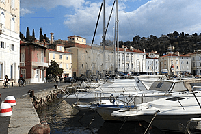 Двухкомнатная квартира возле моря