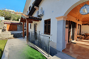 Дом с террасой в деревне Ягодье