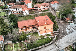 Дом в Брестовице при Комне, расположенный у границы с Италией.