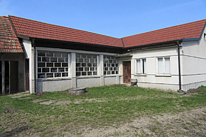 Здание в Долнем Лакоше.