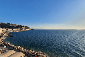 Квартира с тремя комнатами рядом с морем