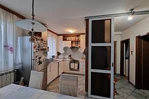 Квартира с тремя комнатами в Побеги.